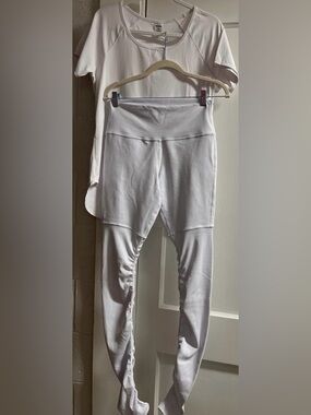 2 pc ALO Yoga White Leggings/ t-shirt